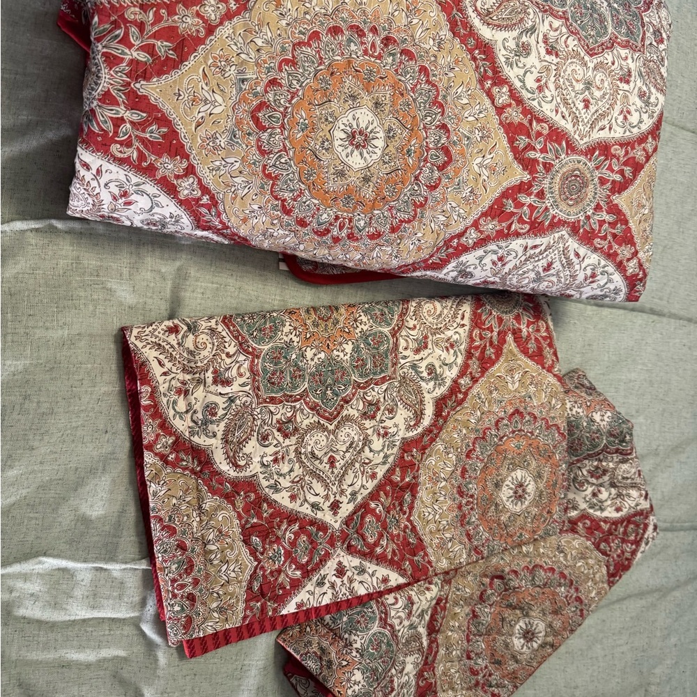 Opalhouse Jungalow Floral comforter set. King Size. Two Pillow Shams included